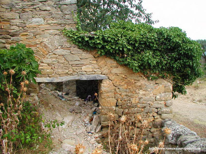 PERFECTO ARCO DE DESCARGA  EN MURO ANTE LA UBICACIN DEL TEMPLO